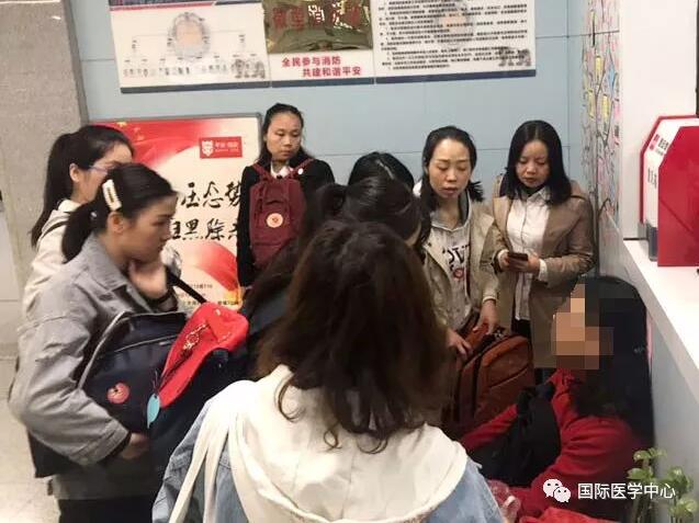 西安女士地鐵突感不適 西安國(guó)際醫(yī)學(xué)中心護(hù)士緊急救助