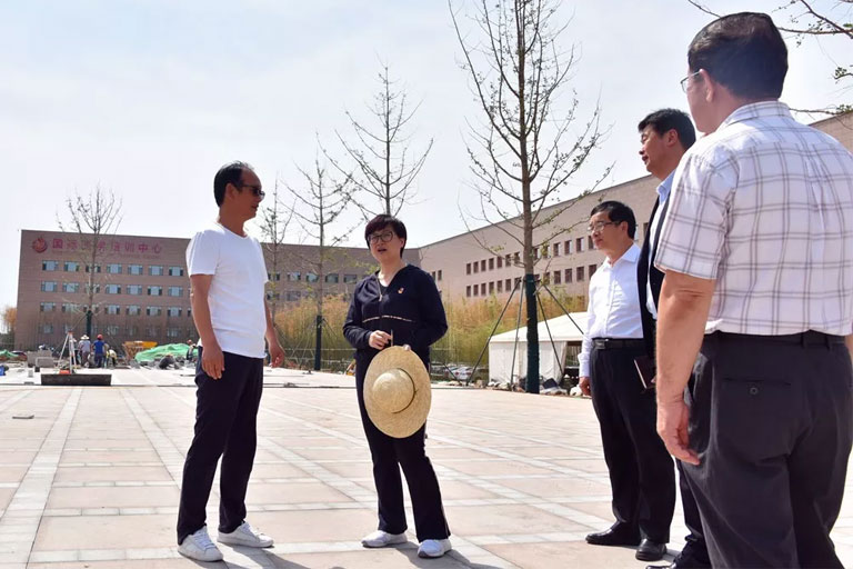 高新區(qū)管委會副主任王海若率隊到西安國際醫(yī)學中心召開現(xiàn)場協(xié)調(diào)會
