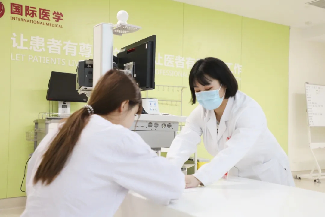 出院手續(xù)床前辦理，「移動(dòng)結(jié)算車」便民又惠民！