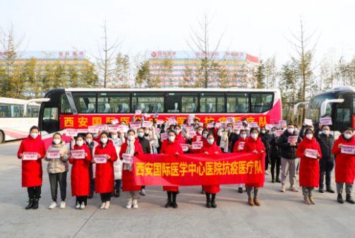 又有 300 余名醫(yī)護人員逆行出征，奔赴核酸采樣點