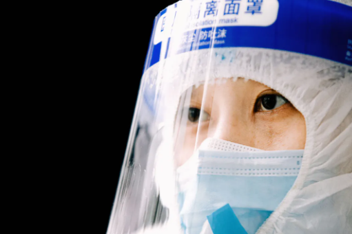 你穿防護服的樣子，真好看！