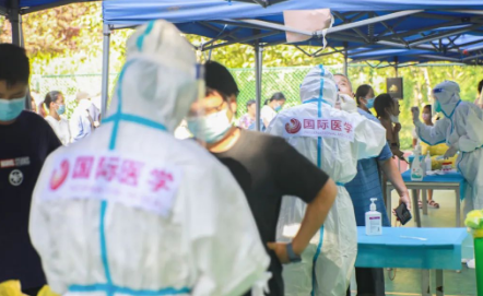 泡白的雙手，濕透的衣服，高溫天氣下的這些“大白”讓人心疼