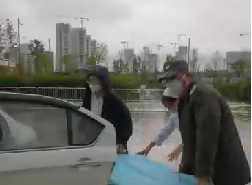 大雨天突遇車禍，從安保到醫(yī)護(hù)人員接力營救