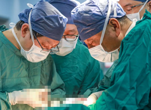 挑戰(zhàn)胸外領(lǐng)域“珠峰”！他為71歲老人摘除胸內(nèi)巨大罕見(jiàn)腫瘤