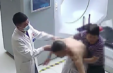 驚險！患者險些跌倒，醫(yī)生跳過治療床扶患者