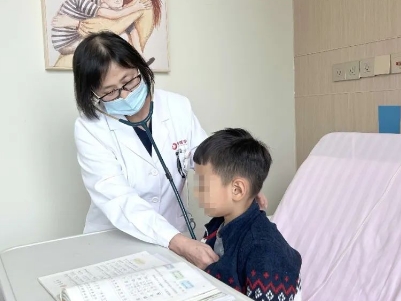 支原體肺炎來了！住院扎堆，學(xué)習(xí)桌搬到病房，孩子邊寫作業(yè)邊打點滴