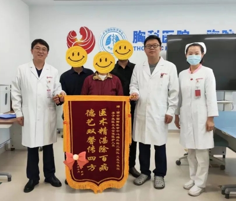 15cm腫物“躲”胸骨后！ 多學(xué)科聯(lián)合為六旬老人“拆彈”