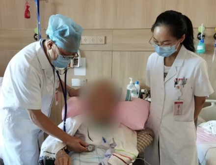 多次渡過險(xiǎn)關(guān)，身患重疾的92歲老人在醫(yī)院度過了四個(gè)不平凡的生日