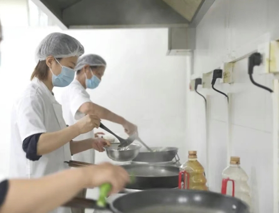 灶火燃起時，醫(yī)院飄出“家的味道”